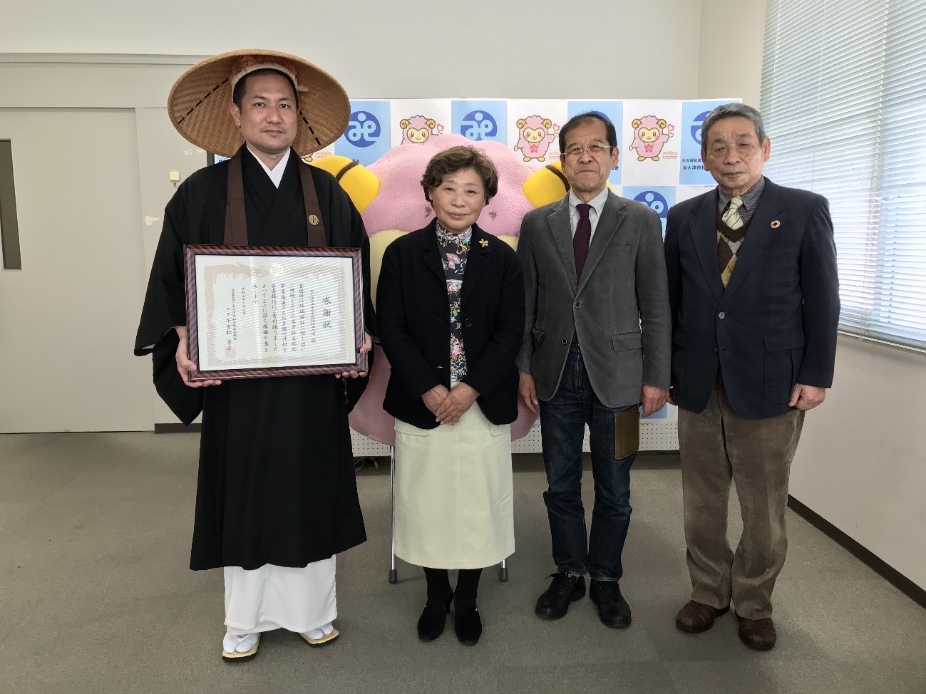 泉大津市浄土宗寺院托鉢奉仕団様から善意銀行に多額のご寄付をいただきました