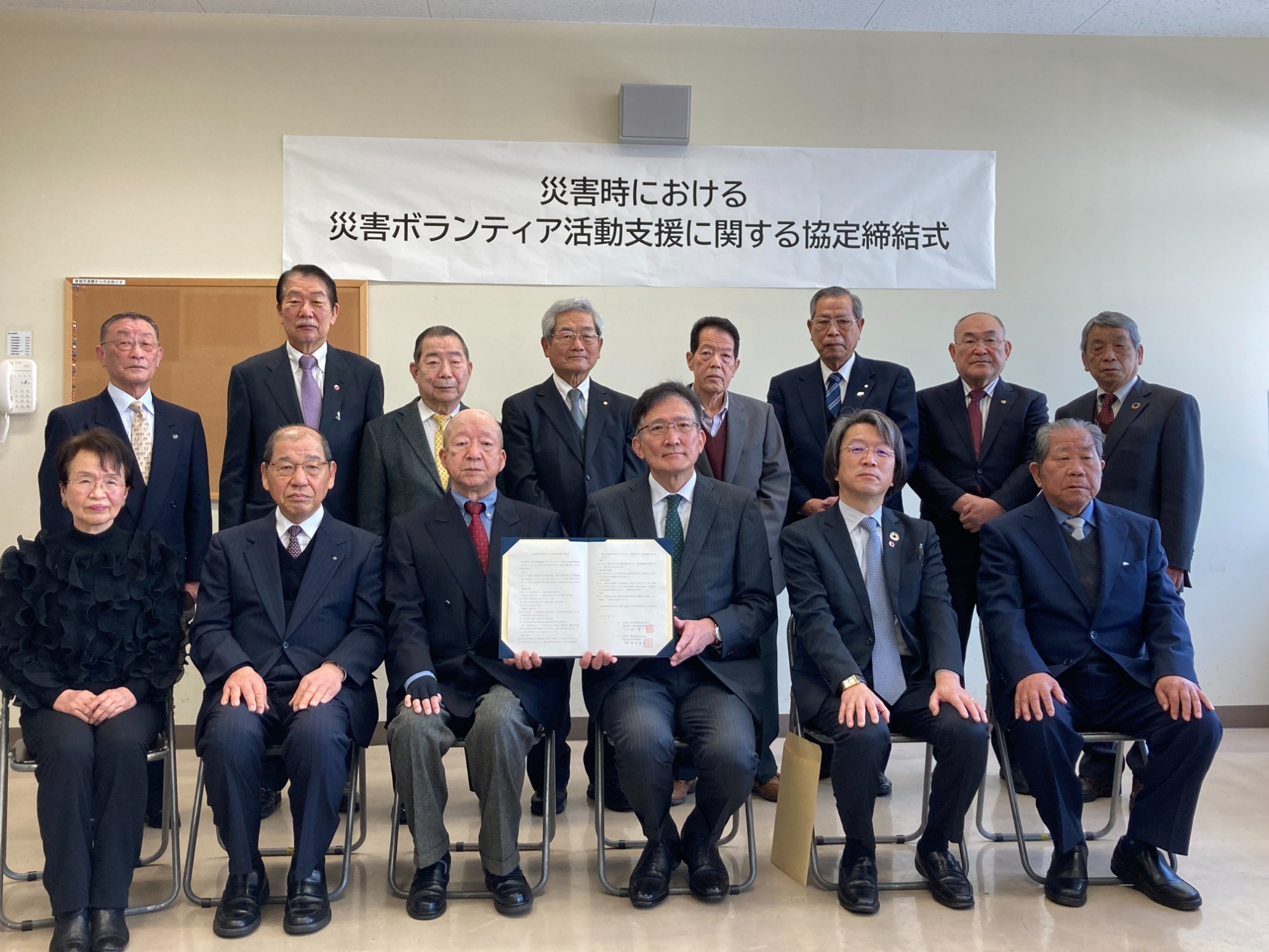 写真：写真左から、泉大津市民生委員児童委員協議会　高寺 壽会長  株式会社チカク 代表取締役 梶原 健司 様　 泉大津市長 南出 賢一 様 　   社会福祉協議会 千百松 茅子会長   泉大津市自治会連合会 大久保 學会長　泉大津市自主防災組織連絡協議会　田中 昭男会長